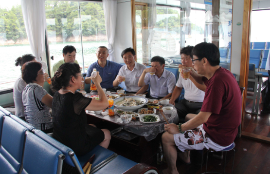 乘坐“星湖”号遊覽千島湖及品嘗美味船餐